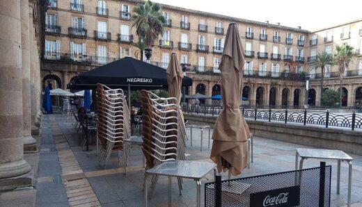 Bares cerrados en la Plaza Nueva de Bilbao.