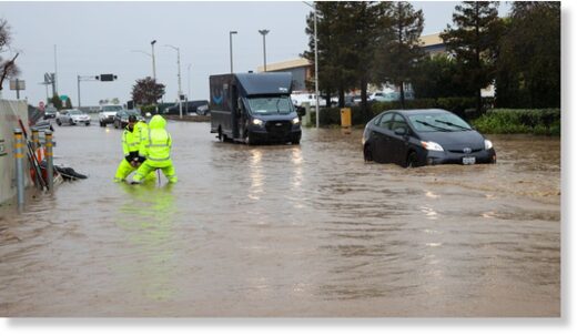 Clic para aumentar A rainstorm causes flash flooding in San Carlos, California, on December 31, 2022.