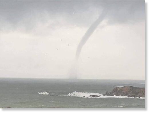 Clic para aumentar A waterspout forms off the Sonoma Coast near Jenner, Tuesday, Jan. 10, 2023.