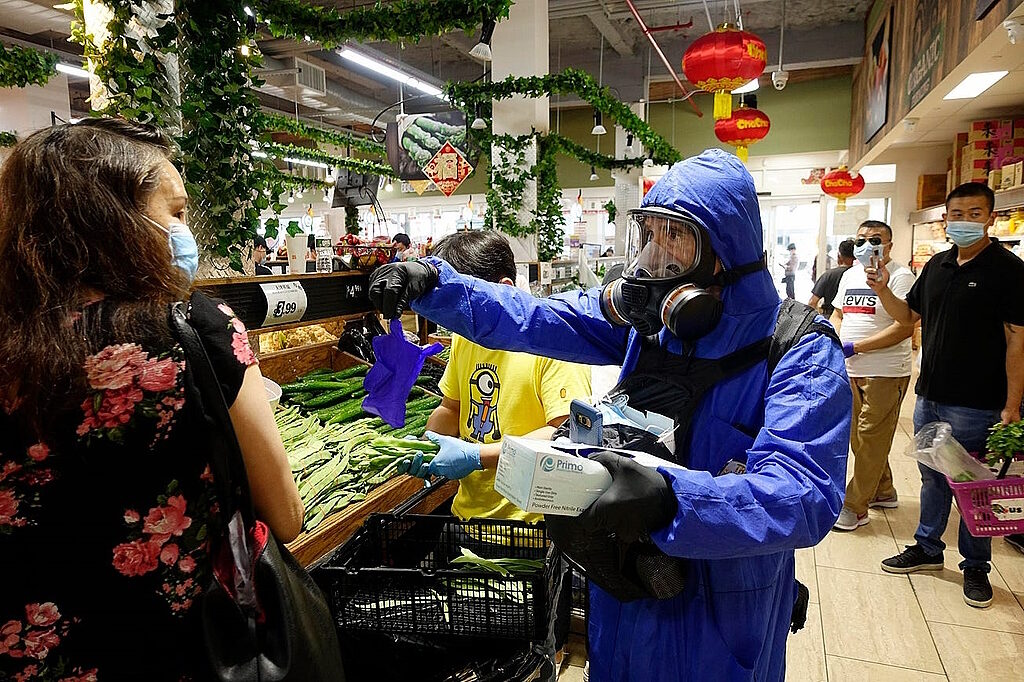 gas mask covid supermarket covidiot