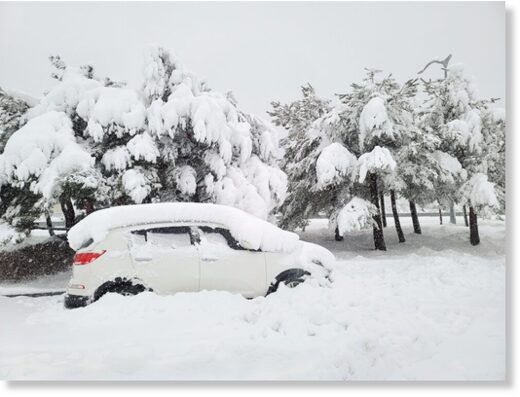A car stopped near Misiryeong Tunnel near Sokcho, Gangwon Province, is covered with snow, Sunday.