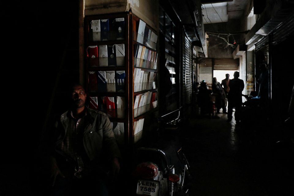 Clic para aumentar pakistan blackout outage power