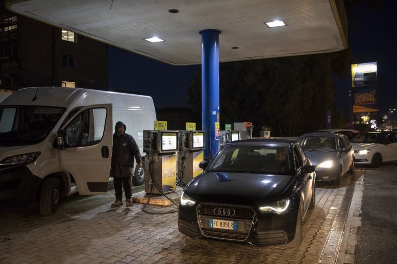 Clic para aumentar gas station italy