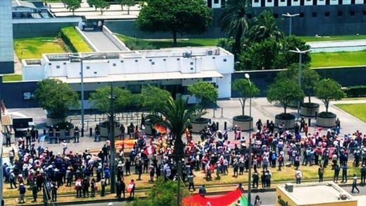 Peruanos se manifiestan en los alrededores de la embajada de EE.UU. en Lima, 25 de enero de 2023.