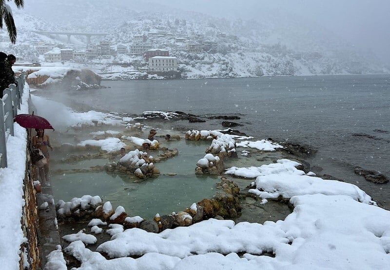 The coastal town of Aidipsos in Evia is covered in snow.