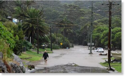 Clic para aumentar Flash flooding in Stanwell Park on Thursday after slow-moving storms hit the area between Wollongong and Sydney.