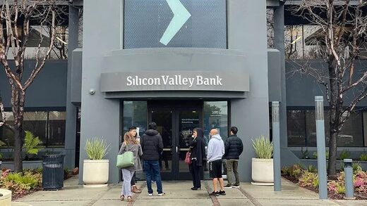 Clic para aumentar People line up outside of the shuttered Silicon Valley Bank