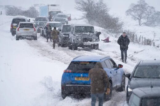 UK blizzard cars