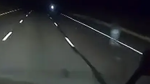 Un camionero graba con su cámara del camión una espeluznante figura fantasmal en una autopista de Arizona