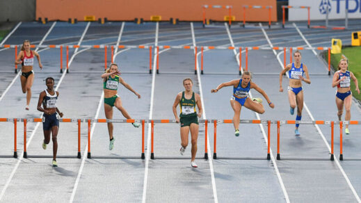 Mujeres compiten en la ronda de calificación de 400 metros