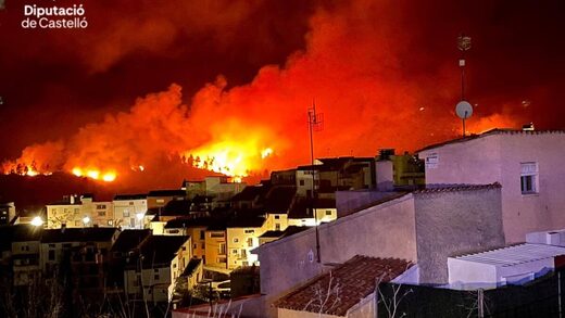 Imagen del incendio cerca de una localidad en Castelló.