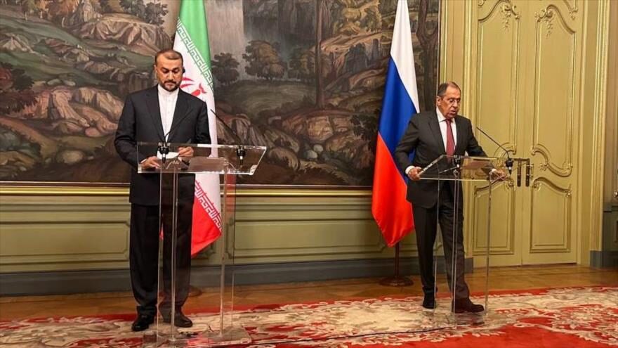 Canciller iraní, Hosein Amir Abdolahian (izda.) y su par ruso, Serguéi Lavrov