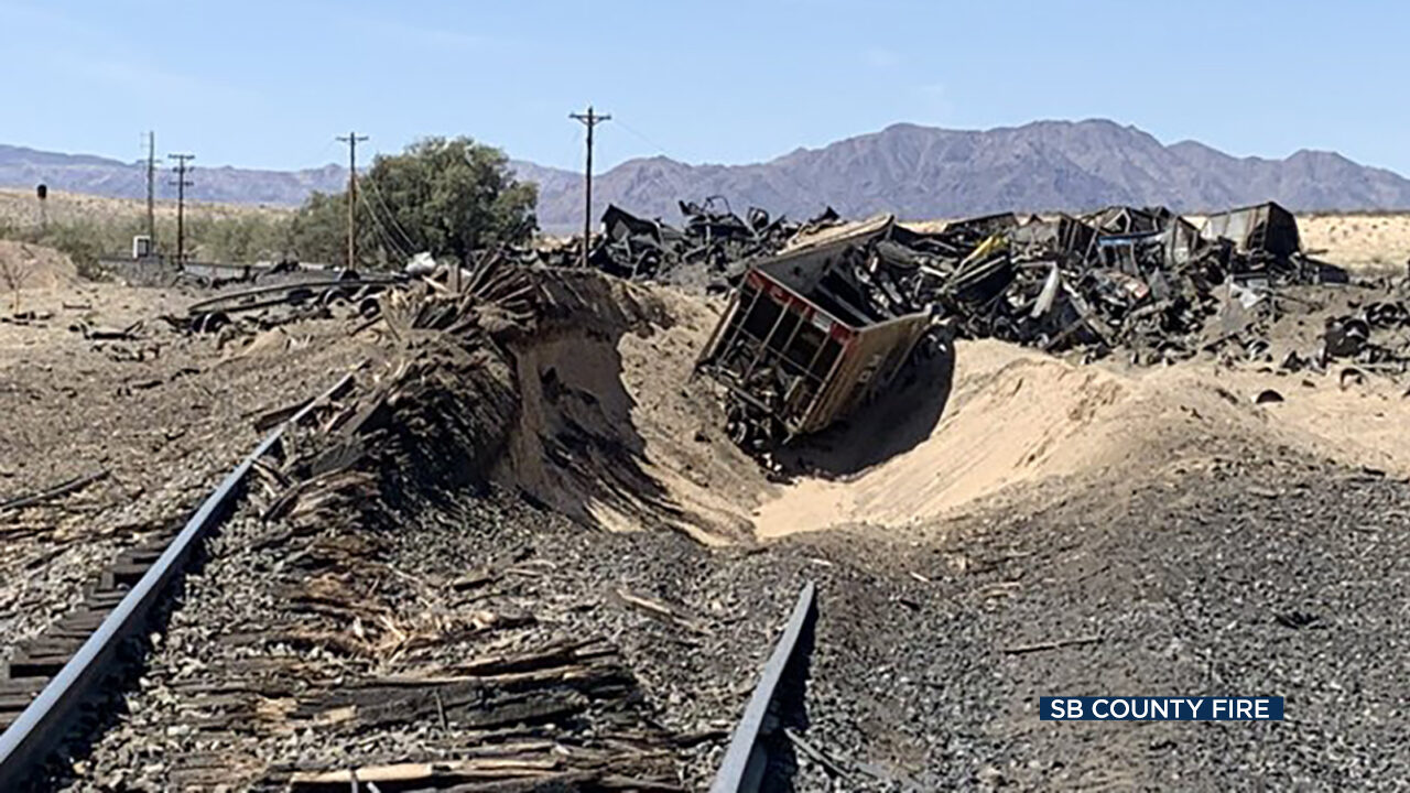 Clic para aumentar trail derailement in Mojave desert