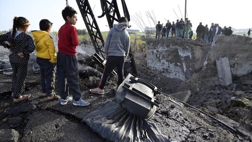 arios niños miran un pequeño puente destruido por un ataque aéreo israelí, en Alqulaylah, en el sur del Líbano.
