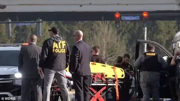 En el área correspondiente han sido desplegados al menos una docena de coches de policía y tres ambulancias.