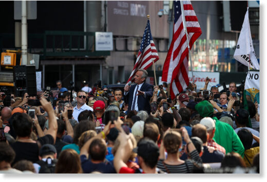Clic para aumentar Robert F. Kennedy Jr. speaks at the Times Square protest against the COVID-19 vaccine mandate in New York City on October 16, 2021.