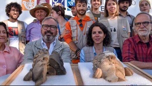Clic para aumentar El equipo de arqueólogos que ha encontrado en Guareña lo que asegura que serían las primeras representaciones humanas de Tartessos.