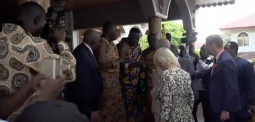 El rey Carlos III se reúne con el rey Ashanti de Ghana, Osei Tutu II en 2018