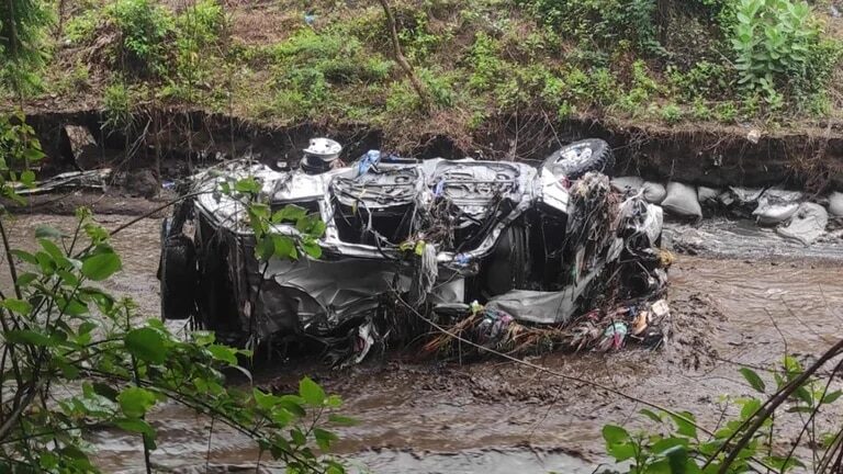 This is how the truck was left after being dragged by the strong current of a stream