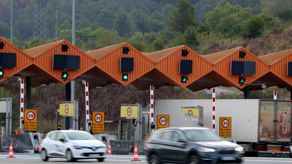 Vehículos cruzando el peaje de Martorell.
