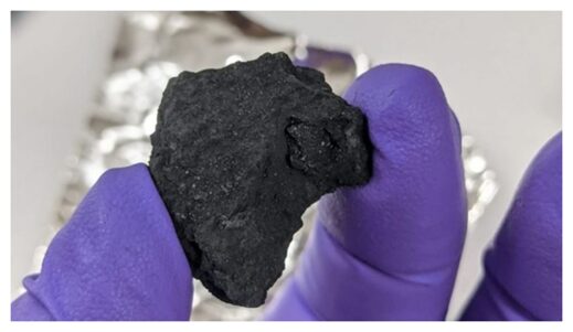 Clic para aumentar tiny fragment of a meteorite