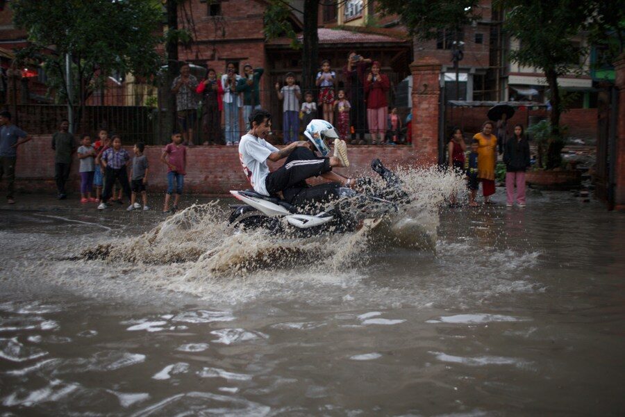 Clic para aumentar People ride motorcycle on a flooded street in Kathmandu, Nepal, July 23, 2023.