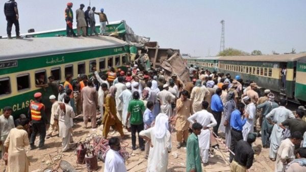 Train Pakistan derailment