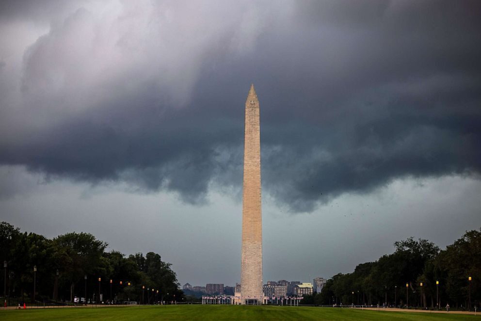 Clic para aumentar A summer derecho approaches the National Mall in Washington, DC, Aug. 7, 2023. For the first time in more than 10 years, the National Weather Service issued a rare 'Level 4' risk for severe storms across the DC region.