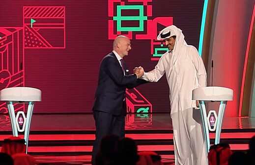 El presidente de la FIFA, Gianni Infantino, junto al jeque Al-Thani.