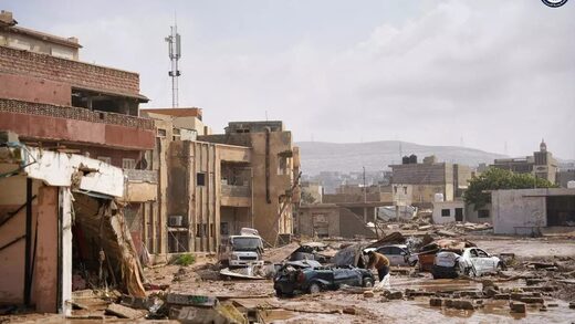 Una calle de la ciudad de Derna inundada tras el paso del ciclón Daniel.