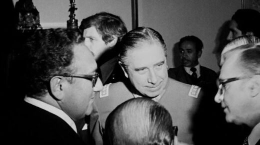 Augusto Pinochet reunido junto a Henry Kissinger y otros funcionarios estadounidenses de la administración Nixon.
