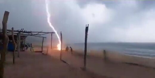 Un brutal rayo mata a dos personas en una playa mexicana