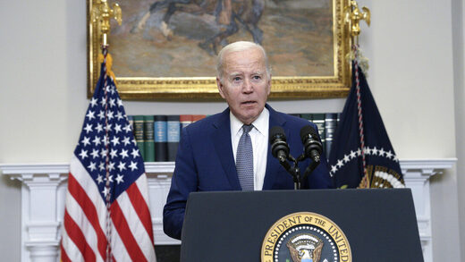 Joe Biden 'se congela' en medio de un discurso en la Casa Blanca