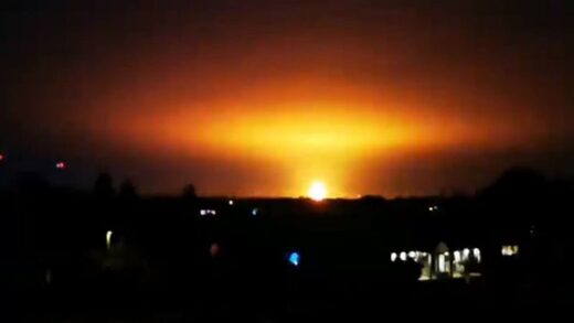 Una enorme bola de fuego ilumina el cielo tras una explosión en el Reino Unido