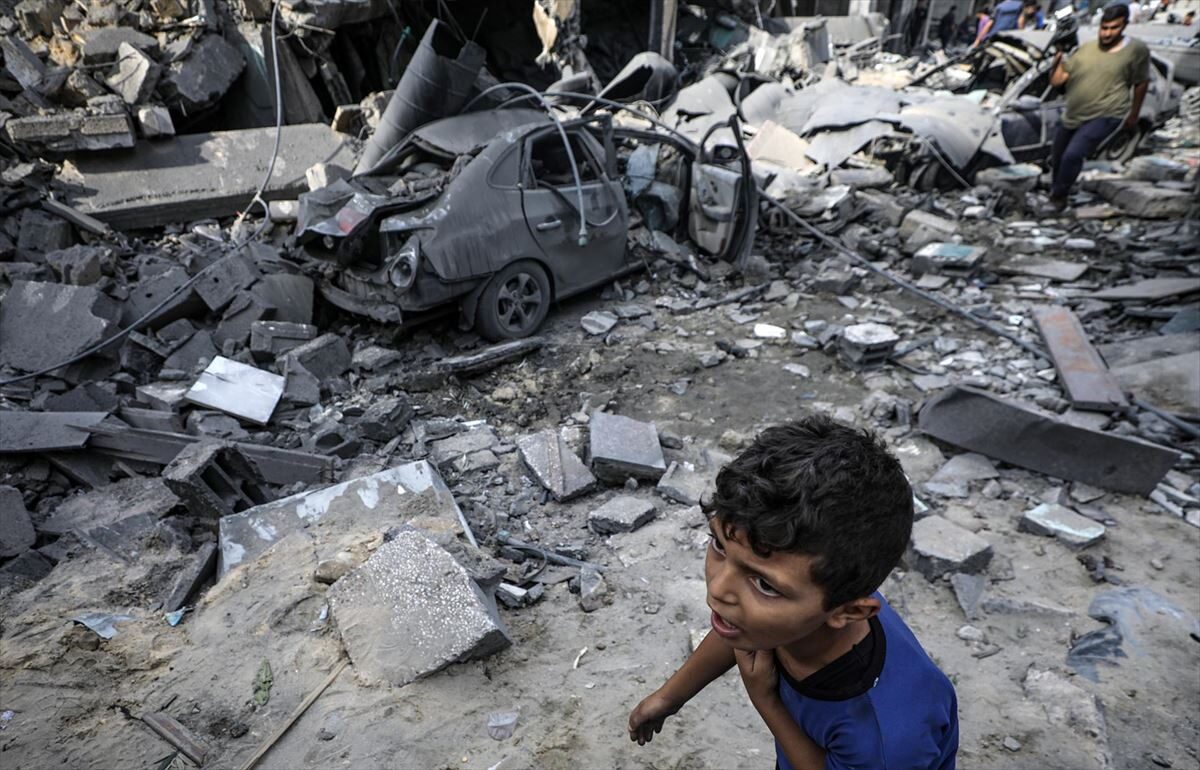 Un niño ante un edificio bombardeado en Gaza.