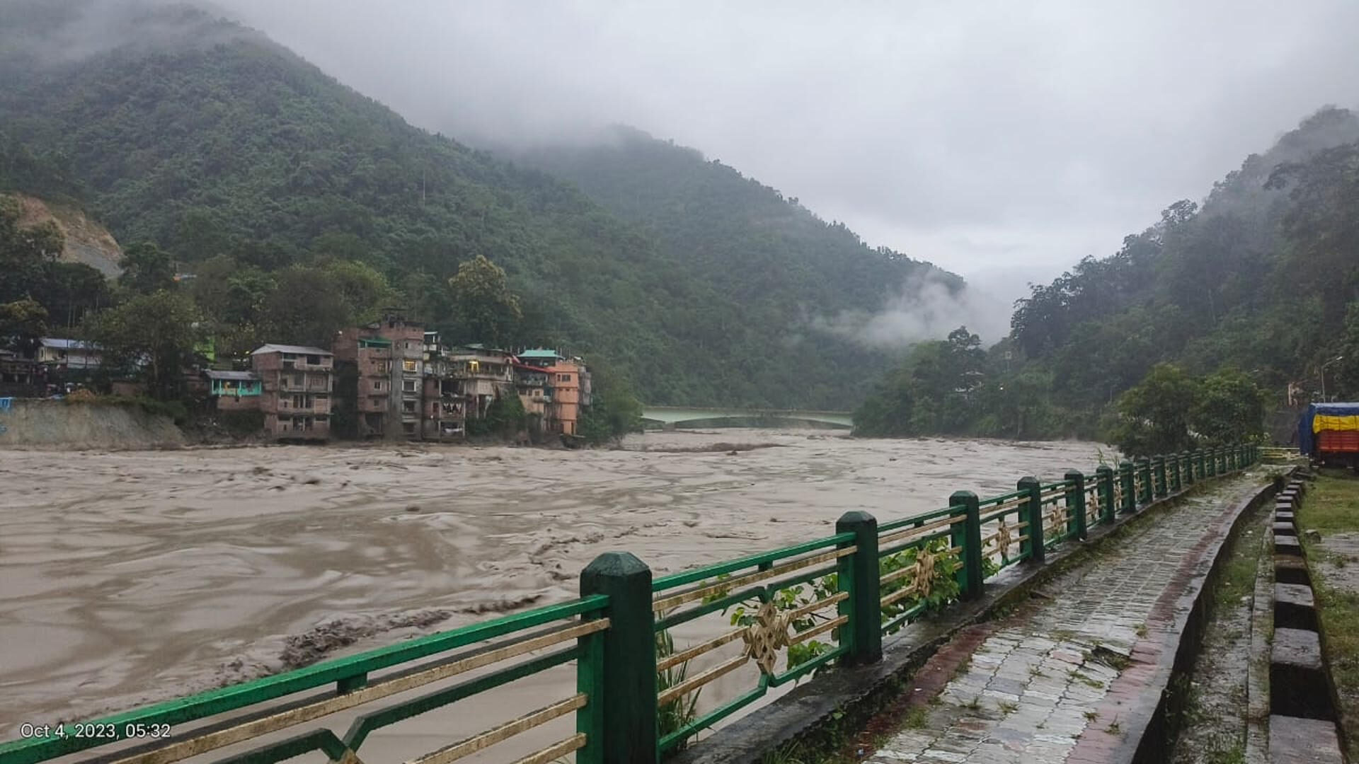 Imagen facilitada a EFE por el Ejército de la India durante las inundaciones en el estado de Sikkim en la que, entre otros, desaparecieron más de 20 soldados.