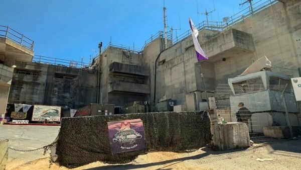 Las autoridades israelíes en respuesta a este incidente lanzaron una advertencia a los residentes de Ras al-Naqoura, localidad cercana a la frontera, para que se refugiaran.