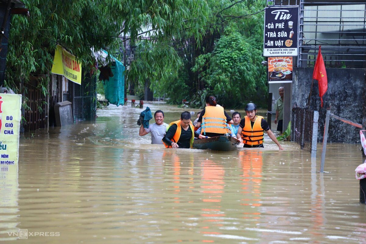 The water reached 1-1.5m surrounding the 350 households of An Tay Ward, Hue. Police had to mobilize two small boats to get residents and students out of the flooded area.