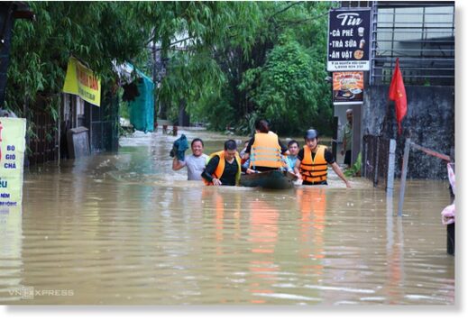 The water reached 1-1.5m surrounding the 350 households of An Tay Ward, Hue. Police had to mobilize two small boats to get residents and students out of the flooded area.