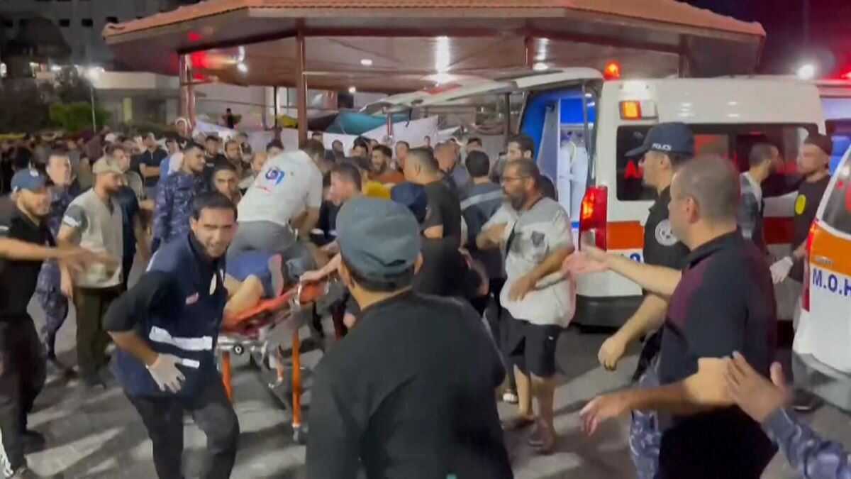 Heridos en el bombardeo del hospital de Al Ahli, en Gaza.