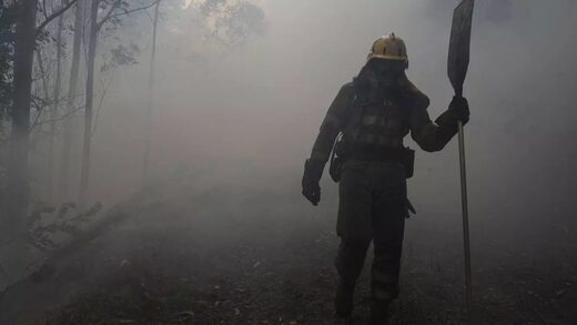 Un agente en el incendio de Trabada (Lugo), que arrasó 2.300 hectáreas.