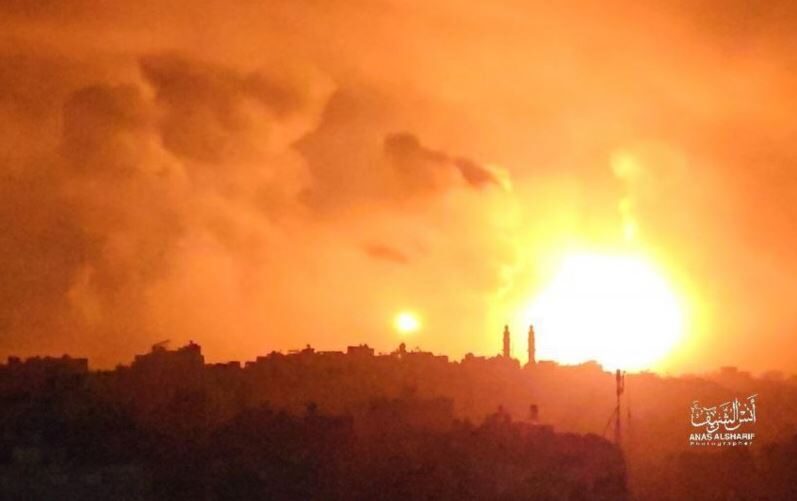 Una imagen de los bombardeos sobre el norte de Gaza, en la noche del 27 de octubre.