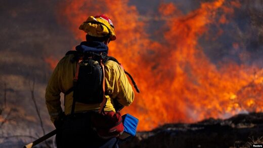 Un bombero frente a las llamas de un incendio forestal en Aguanga, California, el 31 de octubre de 2023.