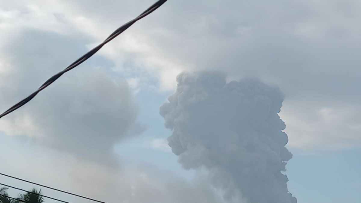 The eruption of new material as high as approximately 1,000 meters came out of the crater of Mount Dukono on Halmahera Island, North Maluku, Sunday (19/11/2023).