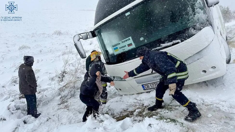 Dozens of passengers in Ukraine have had to be rescued from vehicles stuck in heavy snow
