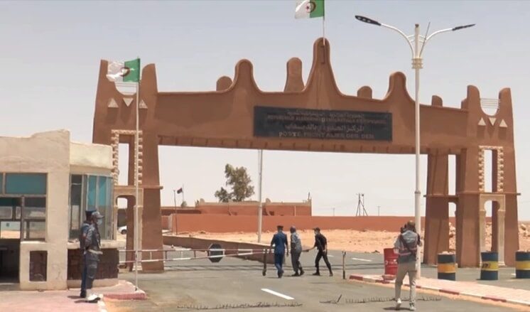 Paso fronterizo Ghadames-Dbdeb entre Argelia y Libia.