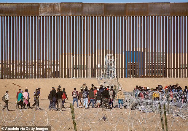 migrants border fence cuidad Juarez el paso mexico texas