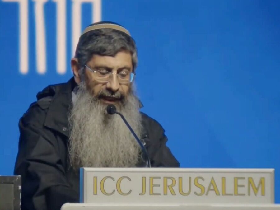 El rabino Uzi Sharbaf, condenado a cadena perpetua en 1984, pronuncia su discurso ante miles de supremacistas judíos.