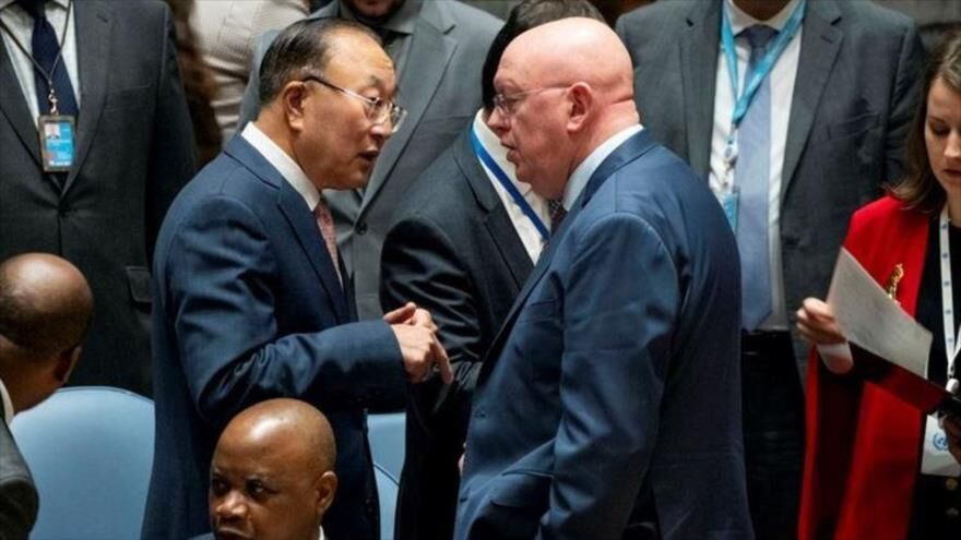 El representante de China ante la ONU, Zhang Jun (izda.), y su par de Rusia, Vasili Nebenzia,16 de octubre de 2023.