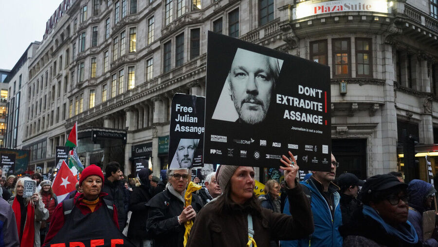 protests Assange